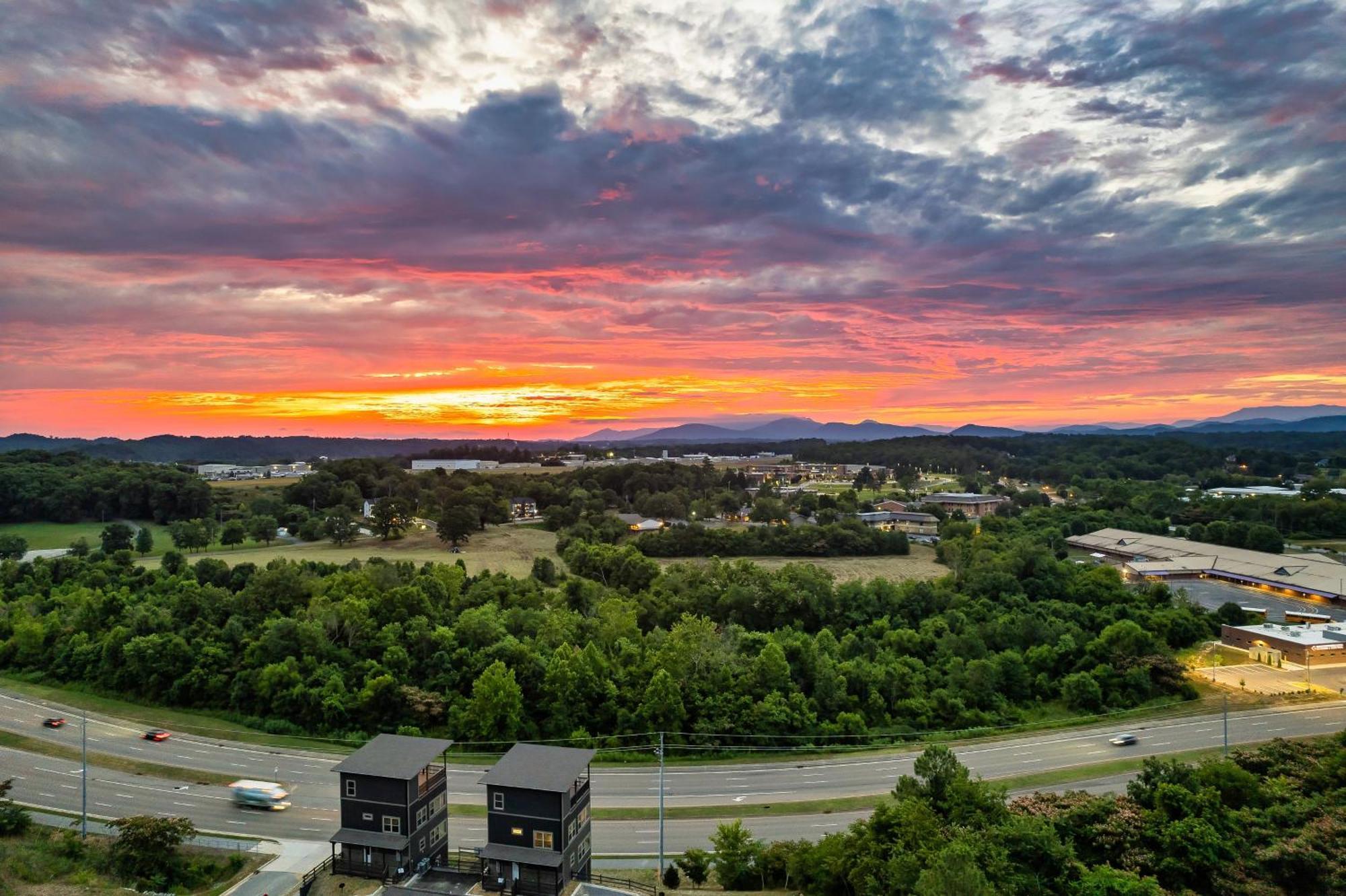 Prime Location! Gem Of Dollywood & Pf With Mtn View, Hot Tub & Game Room Sevierville Exterior foto